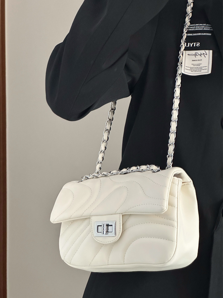 2023 Trendy Women's Embroidered Chain Shoulder Bag with Lock Buckle - Versatile Summer Style, Small Size, Fashionable Design 2023 Trendy Women's Embroidered Chain Shoulder Bag with Lock Buckle - Versatile Summer Style, Small Size, Fashionable Design