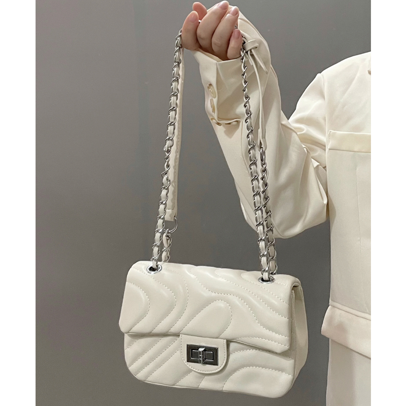 2023 Trendy Women's Embroidered Chain Shoulder Bag with Lock Buckle - Versatile Summer Style, Small Size, Fashionable Design