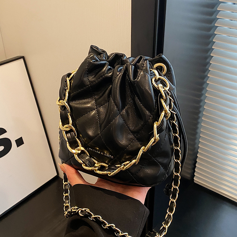 2025 Trendy Diamond-Shaped Chain Small Shoulder Crossbody Bag for Women, Versatile Stylish Tote Bucket Bag