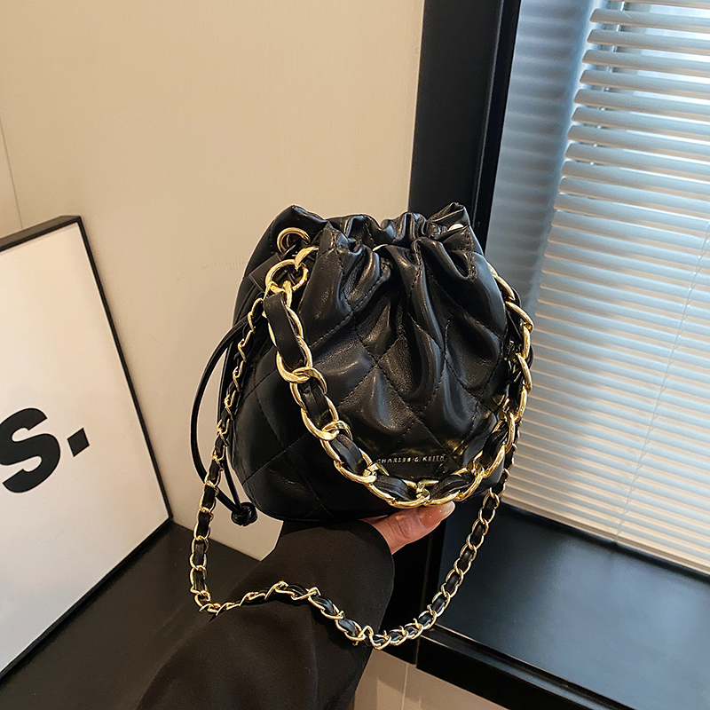 2025 Trendy Diamond-Shaped Chain Small Shoulder Crossbody Bag for Women, Versatile Stylish Tote Bucket Bag