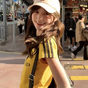 American Retro Color-Blocking Letter Print Short Sleeve T-Shirt for Women - Slim Fit Summer Top in Sweet and Spicy Style