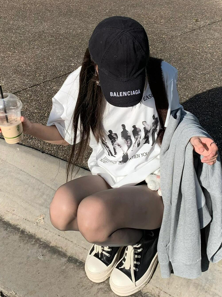 American Retro Hand-Drawn Couple Portrait Oversized T-Shirt for Women - Summer Short Sleeve Pure Cotton Loose Top American Retro Hand-Drawn Couple Portrait Oversized T-Shirt for Women - Summer Short Sleeve Pure Cotton Loose Top