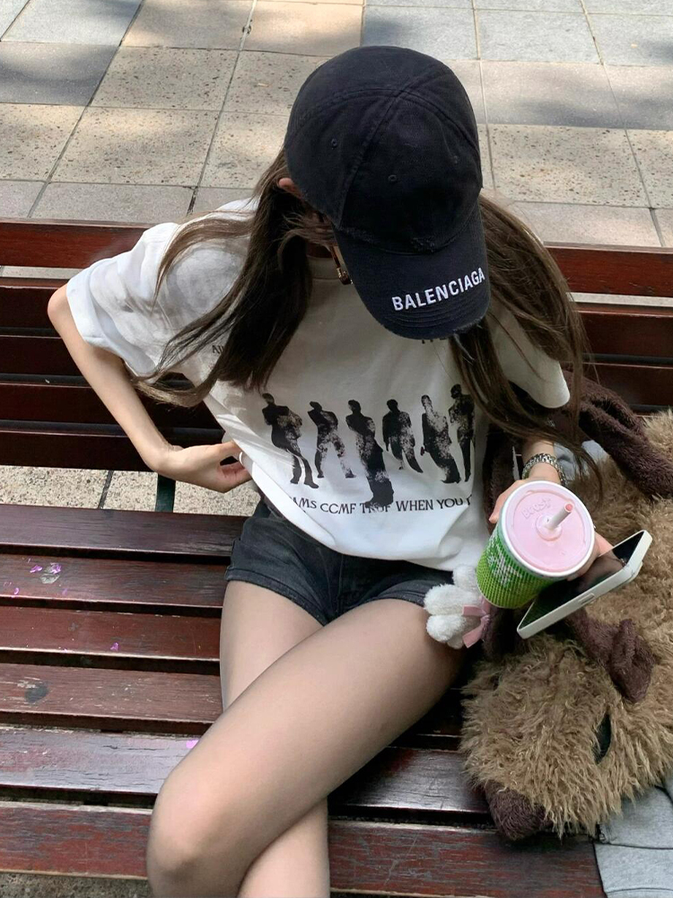 American Retro Hand-Drawn Couple Portrait Oversized T-Shirt for Women - Summer Short Sleeve Pure Cotton Loose Top American Retro Hand-Drawn Couple Portrait Oversized T-Shirt for Women - Summer Short Sleeve Pure Cotton Loose Top