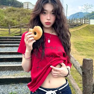 American Retro Off-Shoulder Short-Sleeve Women's Summer Letter Print Red T-Shirt - Trendy Loose Slim Fit Top for Y2K Style