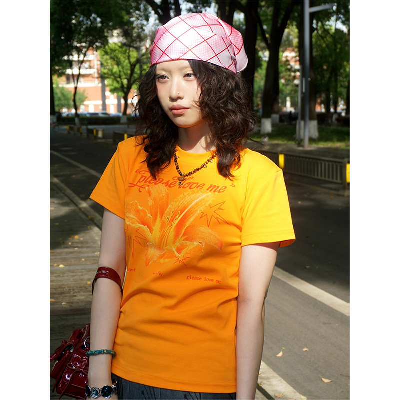 American Retro Summer Lily Print T-Shirt for Women, Round Neck, Short Sleeves, Slim Fit, 90s Inspired Orange Top