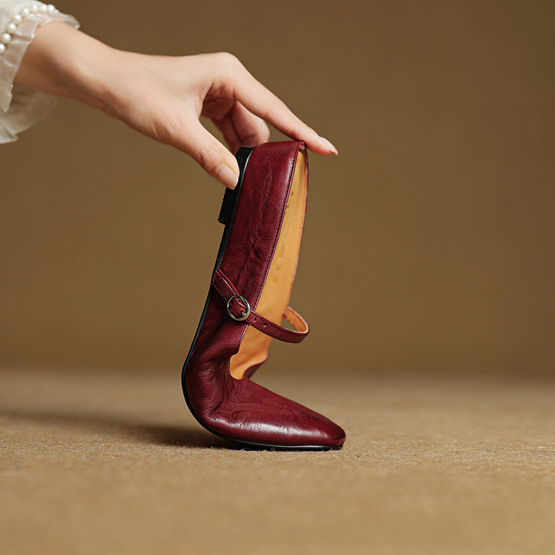 Artistic Minimalist Slip-On Flat Sandals with Buckle - Slim-Fit Closed-Toe Casual Outdoor Footwear