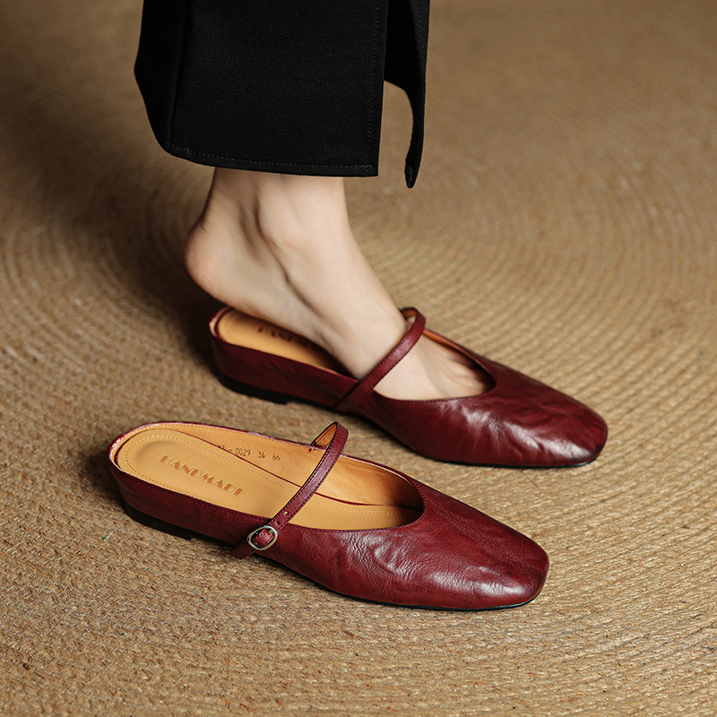 Artistic Minimalist Slip-On Flat Sandals with Buckle - Slim-Fit Closed-Toe Casual Outdoor Footwear