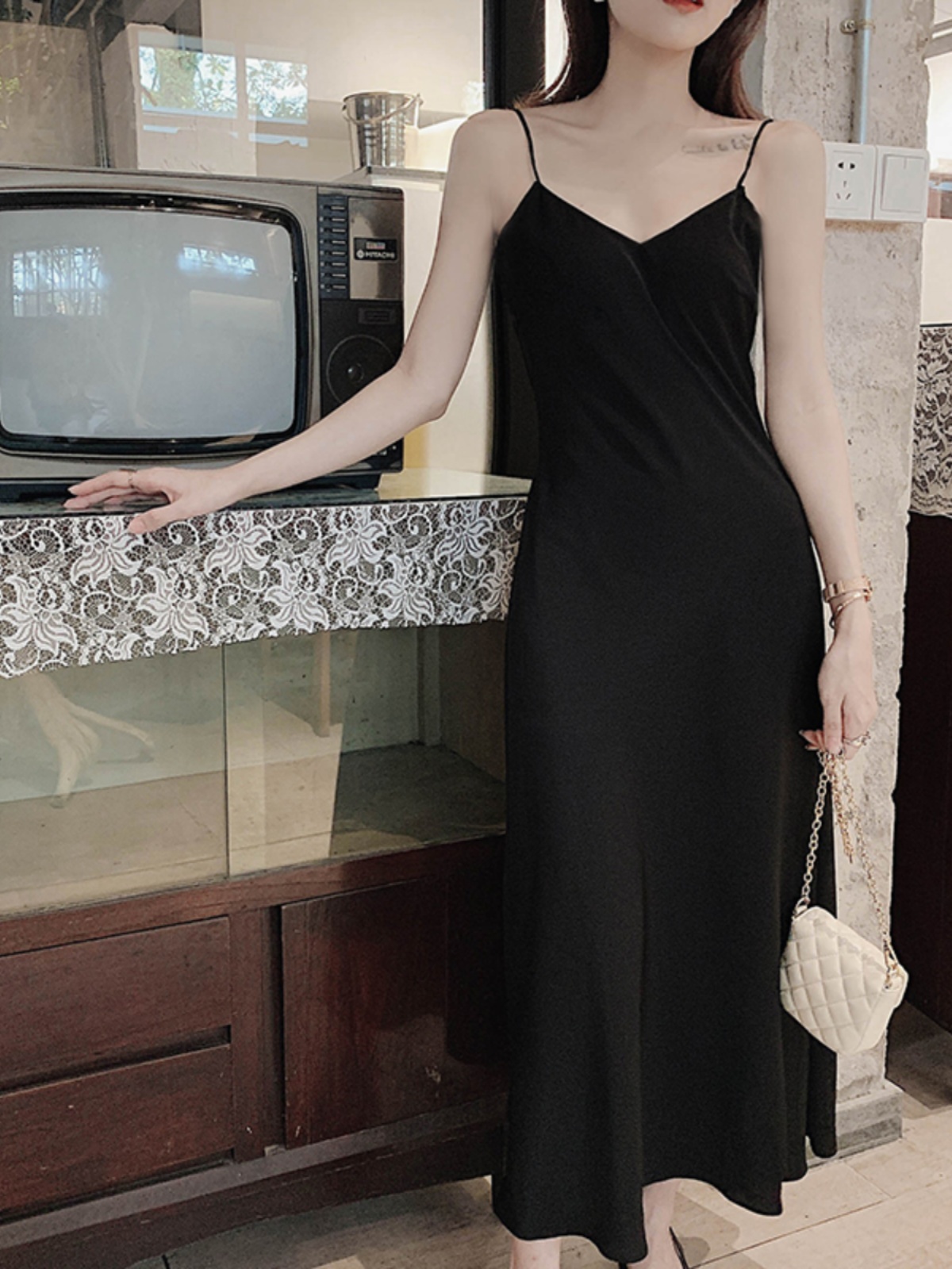 Asymmetrical Fishtail Spaghetti Strap Dress, Wrinkle-Resistant Chiffon, V-Neck, Mid-Length A-Line Dress for Spring and Summer Asymmetrical Fishtail Spaghetti Strap Dress, Wrinkle-Resistant Chiffon, V-Neck, Mid-Length A-Line Dress for Spring and Summer