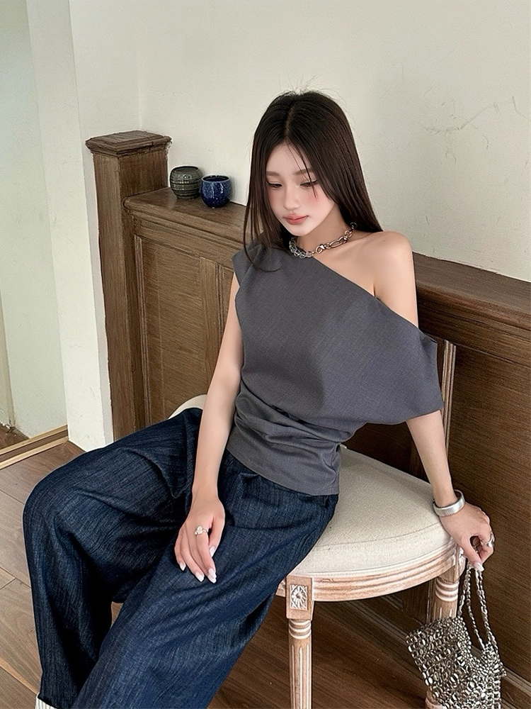 Asymmetrical One-Shoulder T-Shirt for Women, Minimalist Ruched Slim Fit Top, 2025 Summer Fashion, Trendy Off-Shoulder Style Asymmetrical One-Shoulder T-Shirt for Women, Minimalist Ruched Slim Fit Top, 2025 Summer Fashion, Trendy Off-Shoulder Style