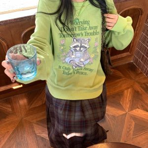 Bear Apocalypse Green Retro Printed Sweatshirt for Women - Vintage Style Thick Pullover for Spring and Autumn Fashion