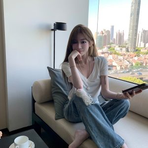 Breathable Cool V-Neck Short Sleeve T-Shirt for Women - Loose Slim Fit White Top, Perfect for Casual 90s and Y2K Style