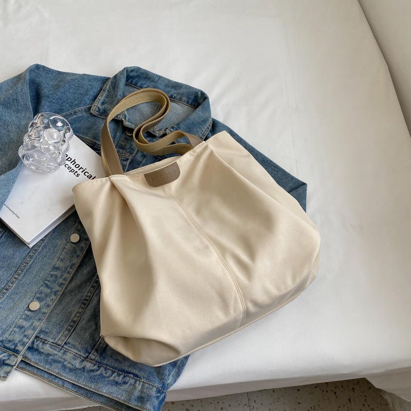 Casual Large-Capacity Women's Shoulder Bag - Versatile Commuter Tote for College Students