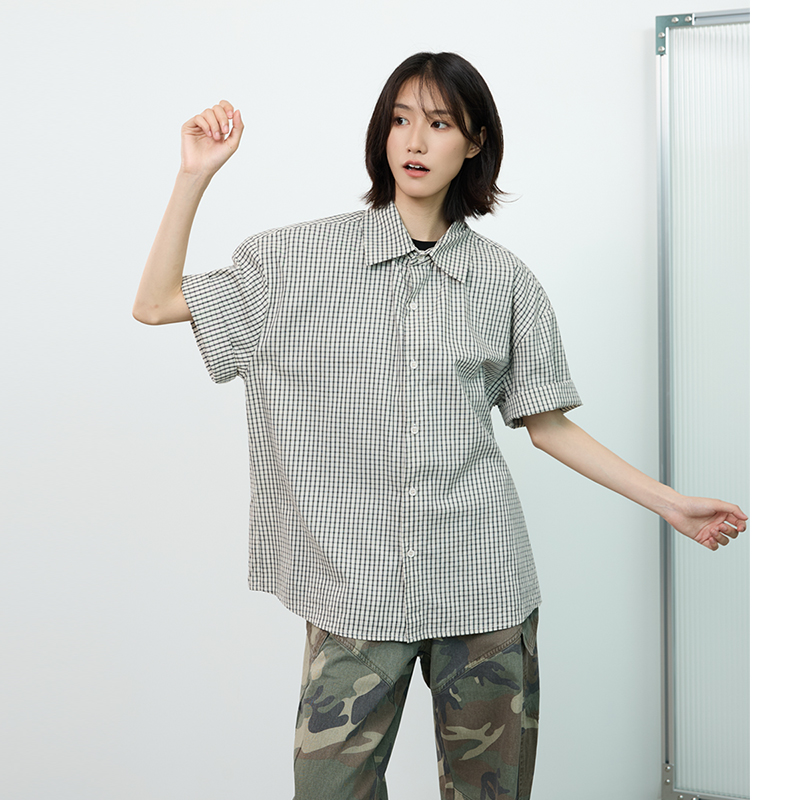 Casual Plaid Short Sleeve Shirt for Men and Women - Oversized Unisex Commuter Top, Perfect for 90s and Y2K Style