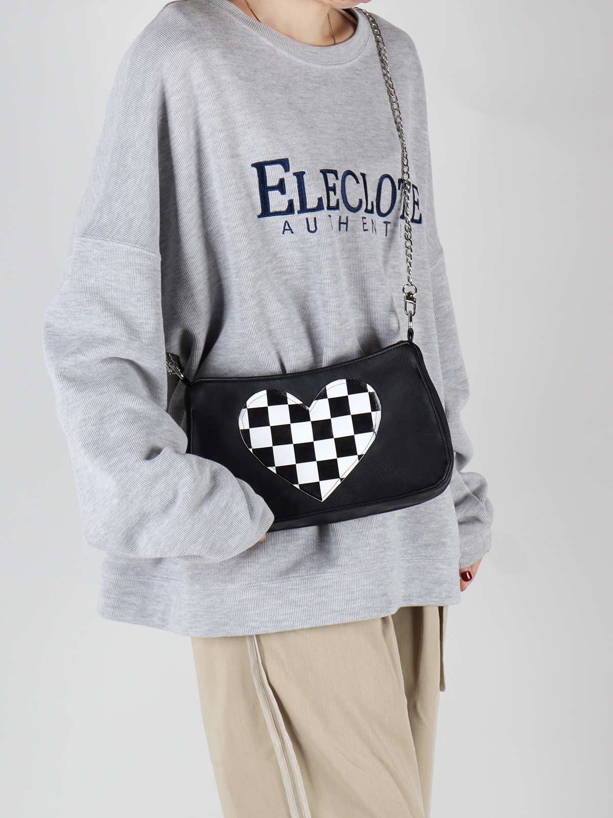 Checkered Heart-Shaped Crossbody Bag for Millennial Girls - Sweet Cool Design, 2023 Spring/Summer Style, High Quality Checkered Heart-Shaped Crossbody Bag for Millennial Girls - Sweet Cool Design, 2023 Spring/Summer Style, High Quality