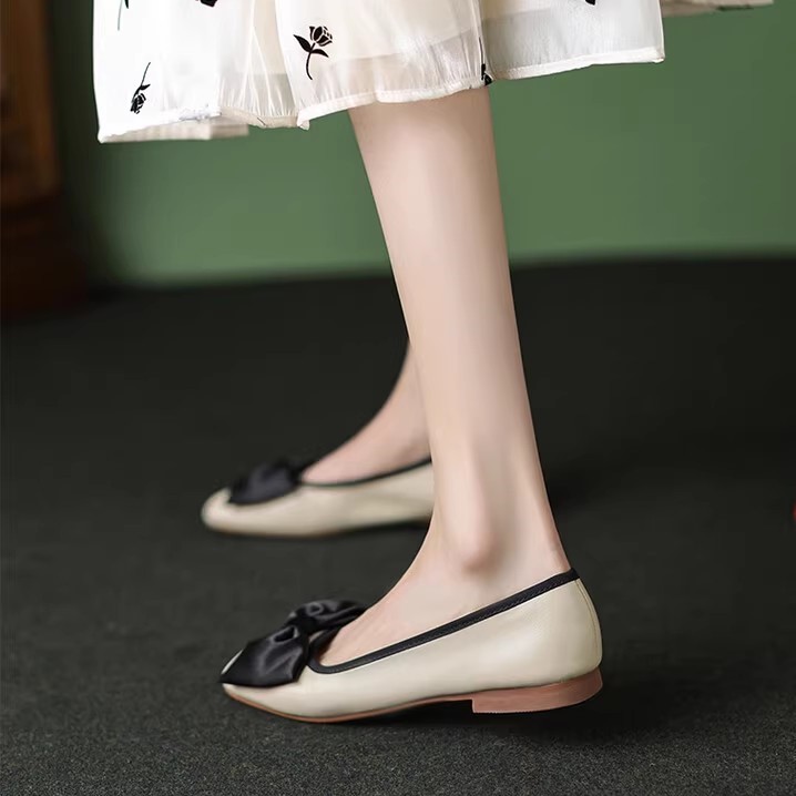 Chic Italian Bow Shallow Mouth Flat Loafers for Women - Versatile Genuine Leather Single Shoes in Fashionable Style