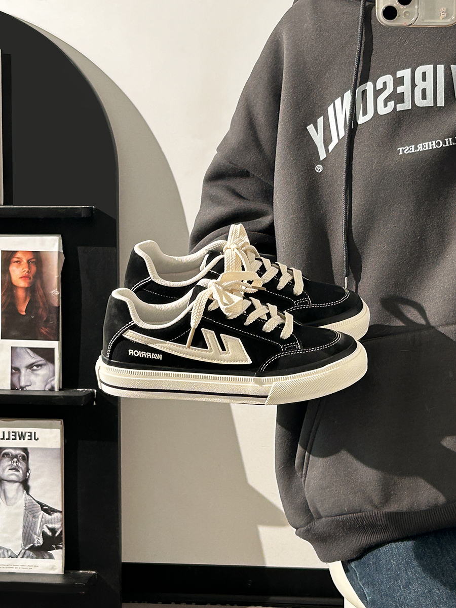 Classic Retro Thick-Soled Canvas Shoes for Women - Versatile Unisex Spring Footwear in White Classic Retro Thick-Soled Canvas Shoes for Women - Versatile Unisex Spring Footwear in White