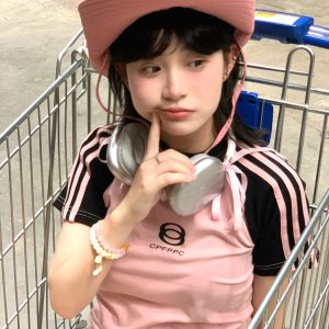 Color-Blocked Raglan Sleeve T-Shirt for Women - Slim-Fit, Stretchy Summer Top with Letter Print - 90s Inspired Style