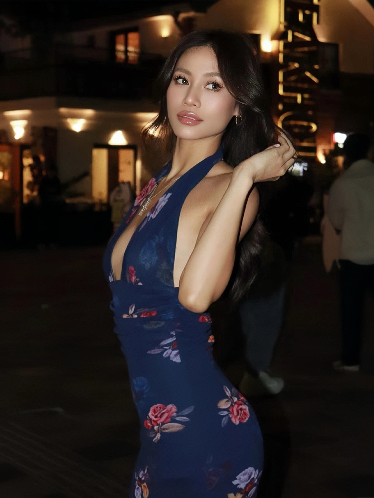 Deep V Backless Bodycon Halter Dress - Current MOXI港风美人 Long Beach Vacation Dress for Sexy 90s Y2K Style Deep V Backless Bodycon Halter Dress - Current MOXI港风美人 Long Beach Vacation Dress for Sexy 90s Y2K Style