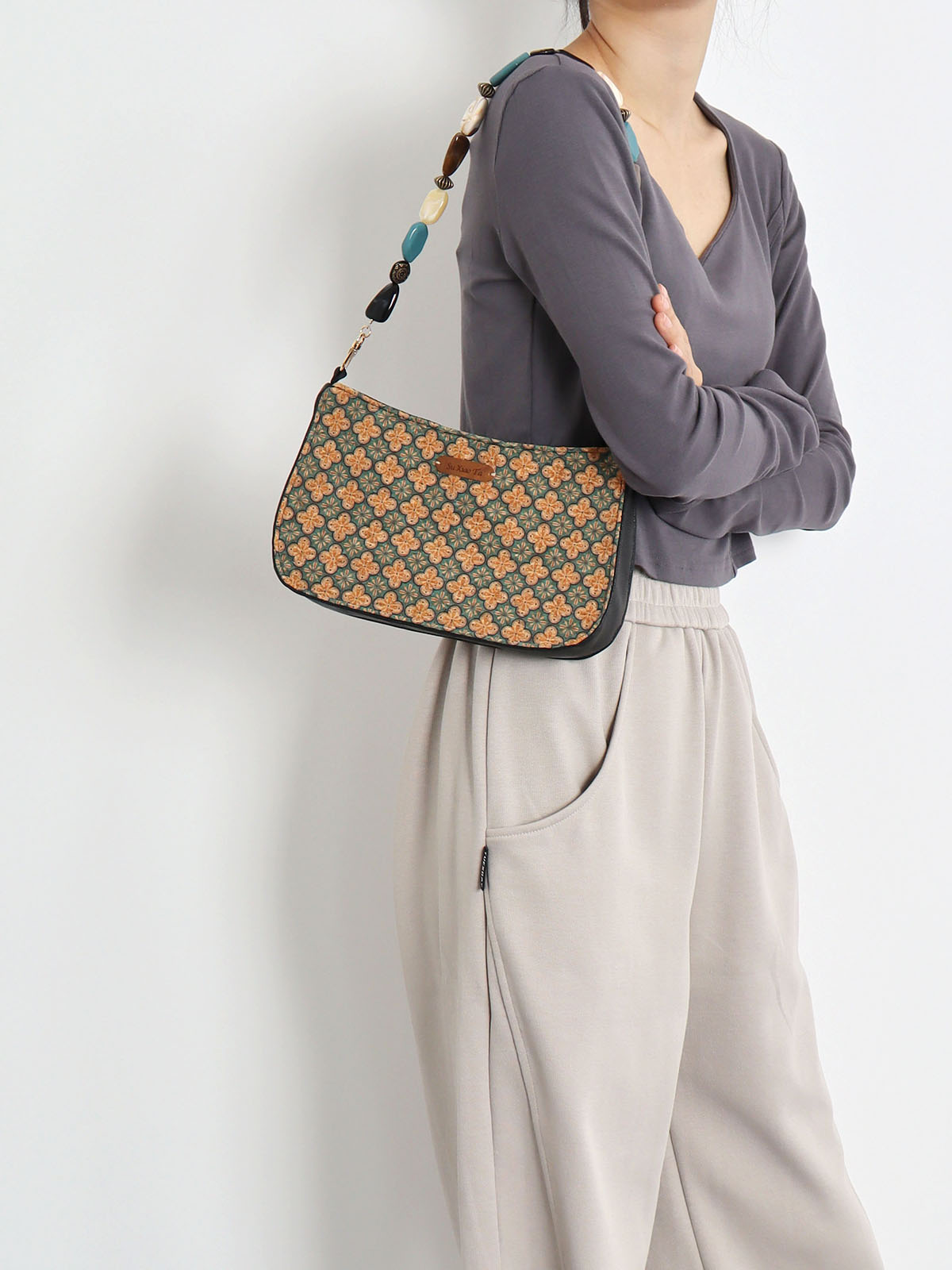 Double-Sided Floral Retro Underarm Bag with Beaded Strap, Vintage Chinese Style Hanfu Crossbody Bag, Unique Niche Design Double-Sided Floral Retro Underarm Bag with Beaded Strap, Vintage Chinese Style Hanfu Crossbody Bag, Unique Niche Design