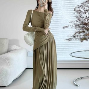 Elegant Women's Spring-Summer Outfit: Fitted Long-Sleeve T-Shirt with One-Word Collar and Pleated Skirt with Pocket