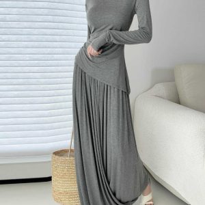 Elegant Women's Spring-Summer Outfit: Fitted Long-Sleeve T-Shirt with One-Word Collar and Pleated Skirt with Pocket
