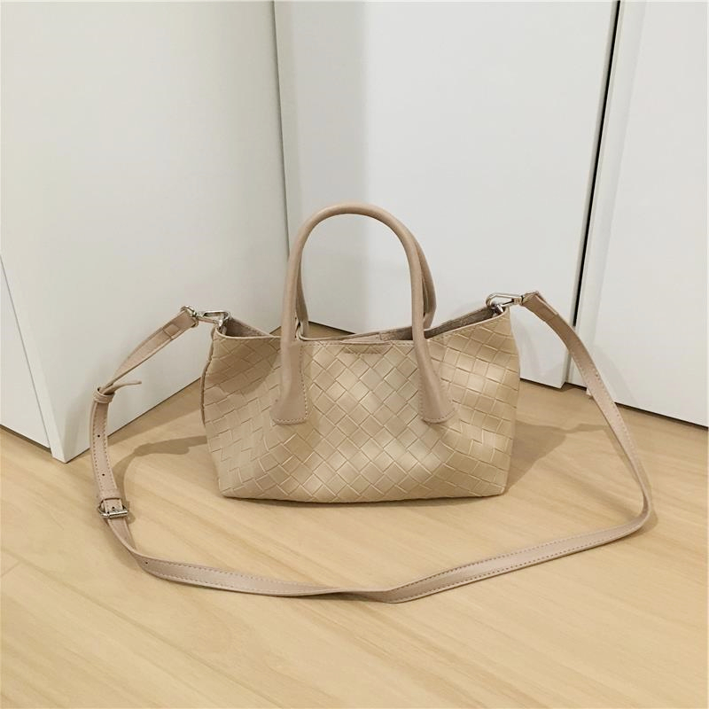 Elegant Woven Grass Basket Handbag - High-End Niche Design Shoulder Crossbody Tote Bag for Chic Fashion Lovers Elegant Woven Grass Basket Handbag - High-End Niche Design Shoulder Crossbody Tote Bag for Chic Fashion Lovers