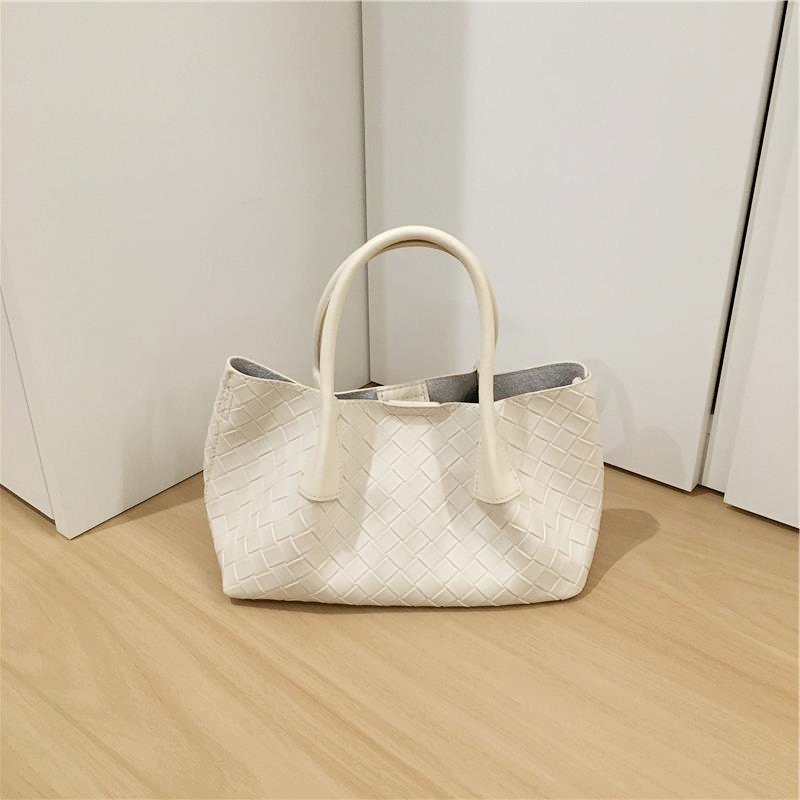 Elegant Woven Grass Basket Handbag - High-End Niche Design Shoulder Crossbody Tote Bag for Chic Fashion Lovers Elegant Woven Grass Basket Handbag - High-End Niche Design Shoulder Crossbody Tote Bag for Chic Fashion Lovers