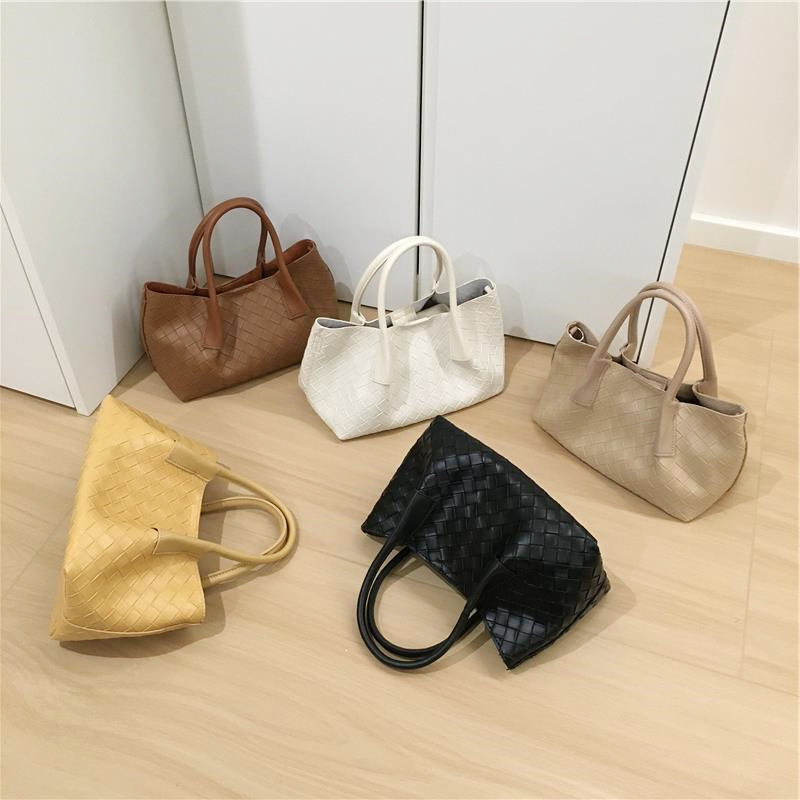 Elegant Woven Grass Basket Handbag - High-End Niche Design Shoulder Crossbody Tote Bag for Chic Fashion Lovers