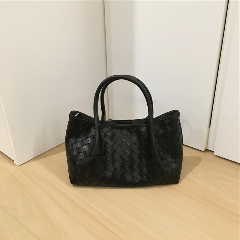 Elegant Woven Grass Basket Handbag - High-End Niche Design Shoulder Crossbody Tote Bag for Chic Fashion Lovers