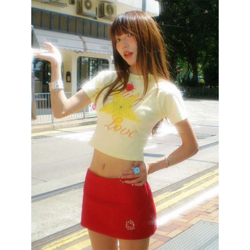 Fitted Summer T-Shirt for Women with Starfruit Print, Trendy Short Sleeves, Slimming Design, Straight Shoulder, Y2K Style Top