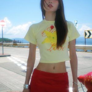 Fitted Summer T-Shirt for Women with Starfruit Print, Trendy Short Sleeves, Slimming Design, Straight Shoulder, Y2K Style Top