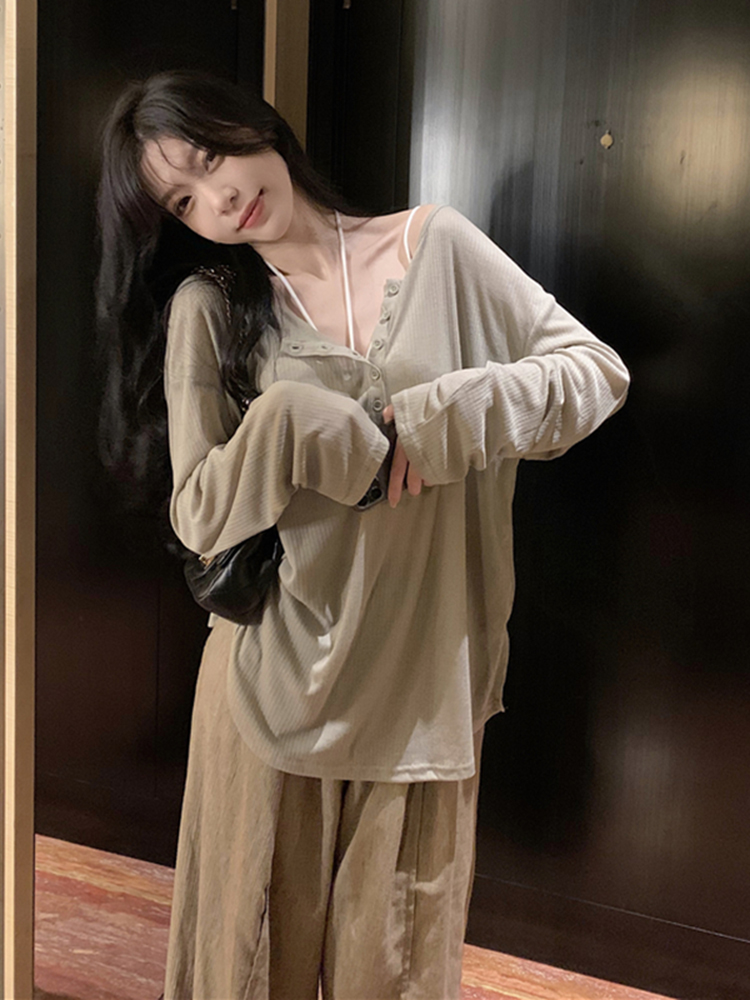 Flattering Plus Size Long Sleeve T-Shirt for Women, Lightweight Loose-Fitting Sun Protection Top, Ideal for Curvy Figures Flattering Plus Size Long Sleeve T-Shirt for Women, Lightweight Loose-Fitting Sun Protection Top, Ideal for Curvy Figures