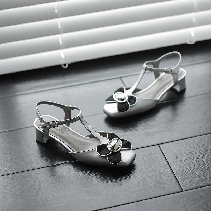 Floral Mid-Heel Closed-Toe Sandals for Women in Gold and Silver - Trendy Summer Footwear with Genuine Leather Design Floral Mid-Heel Closed-Toe Sandals for Women in Gold and Silver - Trendy Summer Footwear with Genuine Leather Design