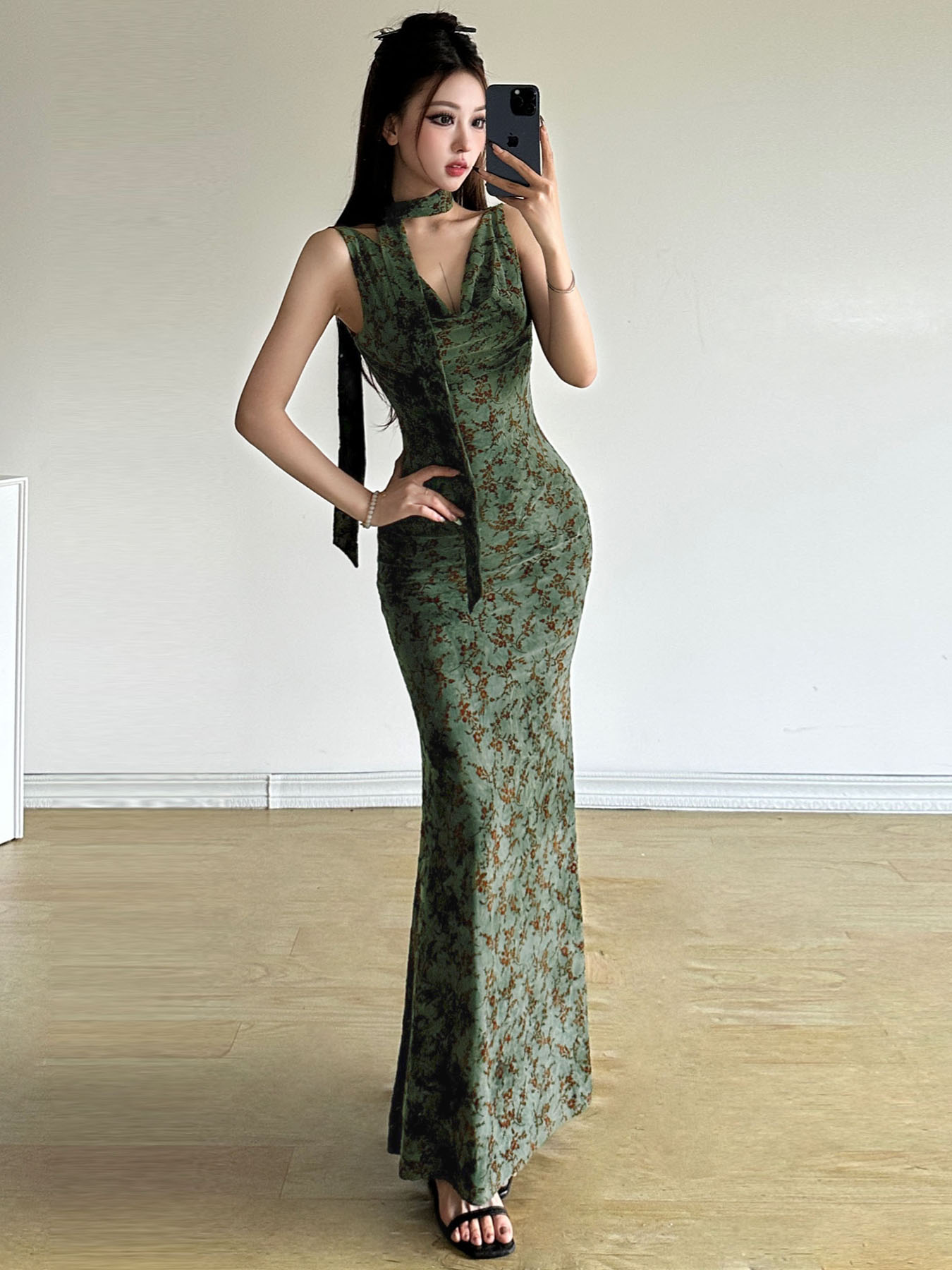 Flowing Collar Fishtail Long Dress for Women in Green Pine - Body-Hugging Chinese Style with Ancient Rhyme Design Flowing Collar Fishtail Long Dress for Women in Green Pine - Body-Hugging Chinese Style with Ancient Rhyme Design