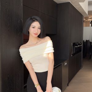 French Vintage Off-Shoulder Short Sleeve Knitted Top for Women - Light Fabric Slim-Fit Versatile Base Layer for Spring and Summer