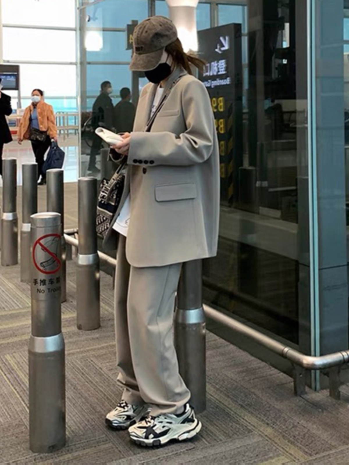 Gray Milk Tea Women's Blazer Coat Two-Piece Set - Casual Loose Suit for Petite Sizes, Spring Autumn 2025 Fashion Gray Milk Tea Women's Blazer Coat Two-Piece Set - Casual Loose Suit for Petite Sizes, Spring Autumn 2025 Fashion