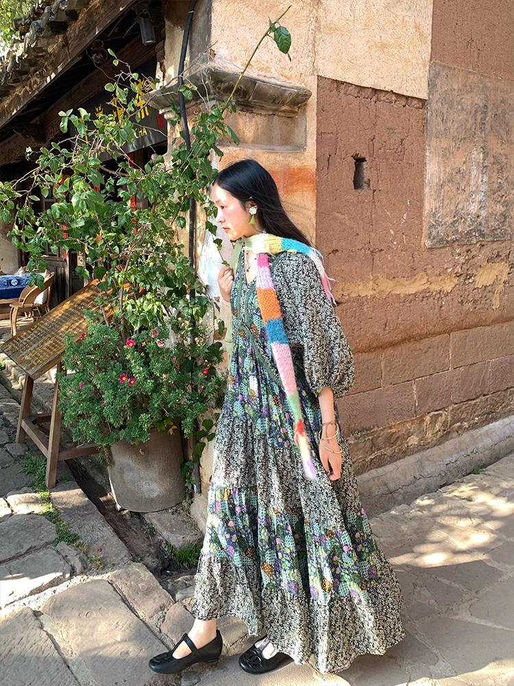 Green Retro V-Neck Dress for Women - Bohemian Long Skirt, Vintage Style, Spring Fashion, Summer of the Cicada Green Retro V-Neck Dress for Women - Bohemian Long Skirt, Vintage Style, Spring Fashion, Summer of the Cicada