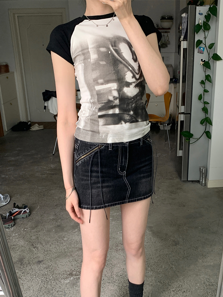 Hand-Painted Black and White Graffiti Raglan Short Sleeve T-Shirt - Casual Streetwear Style Hand-Painted Black and White Graffiti Raglan Short Sleeve T-Shirt - Casual Streetwear Style