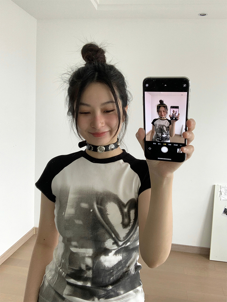 Hand-Painted Black and White Graffiti Raglan Short Sleeve T-Shirt - Casual Streetwear Style Hand-Painted Black and White Graffiti Raglan Short Sleeve T-Shirt - Casual Streetwear Style