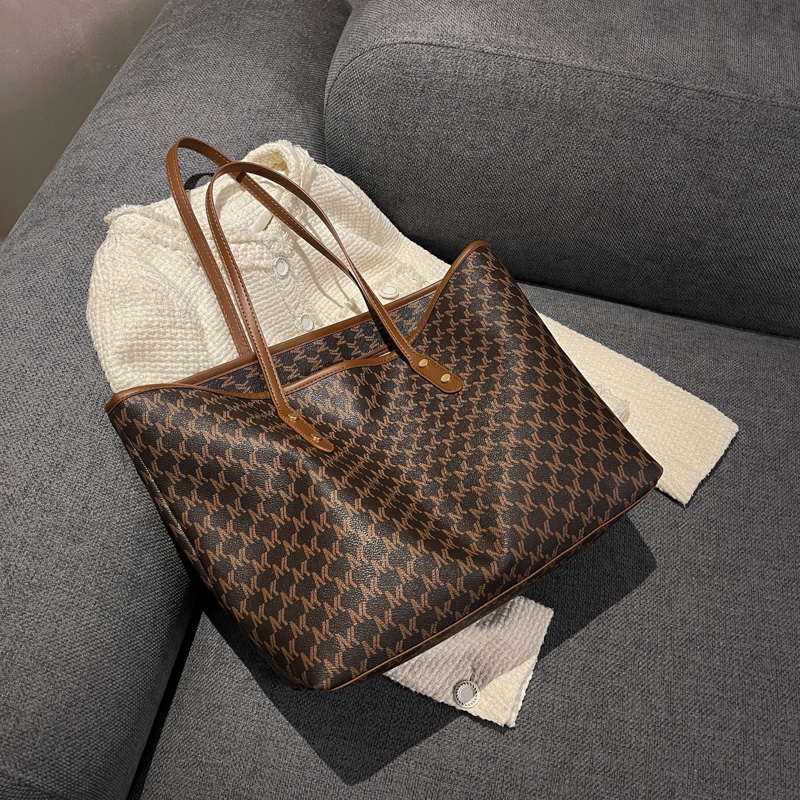 High-End Classic Tote Bag for Women - Light Luxury Commuting Handbag, Large Capacity Versatile Shoulder Bag High-End Classic Tote Bag for Women - Light Luxury Commuting Handbag, Large Capacity Versatile Shoulder Bag