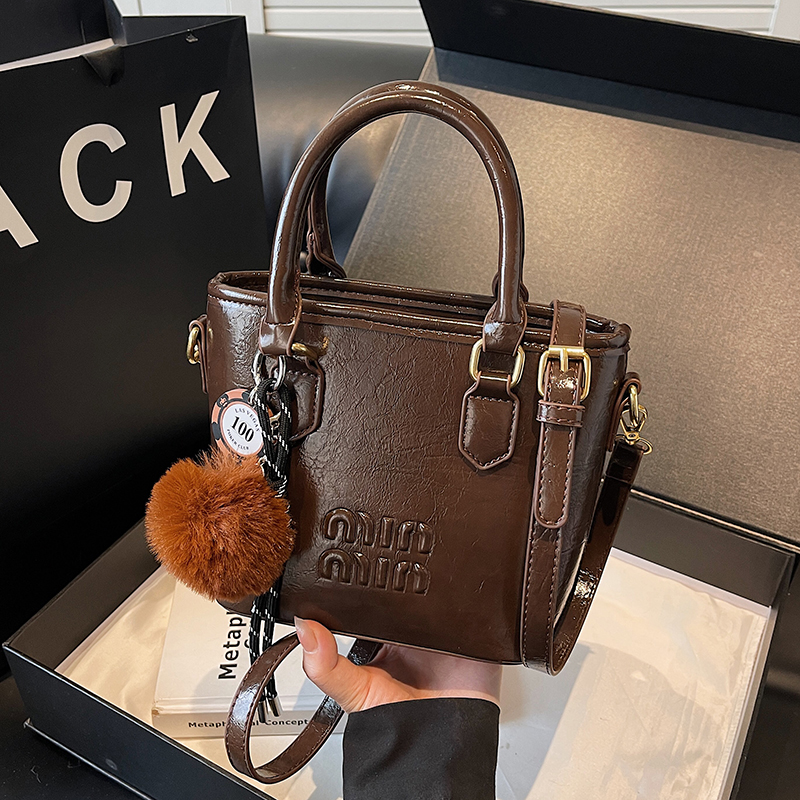 High-End Letter Design Water Bucket Tote Bag for Women - Niche Shoulder Crossbody Bag, 2025 Vegetable Basket Style