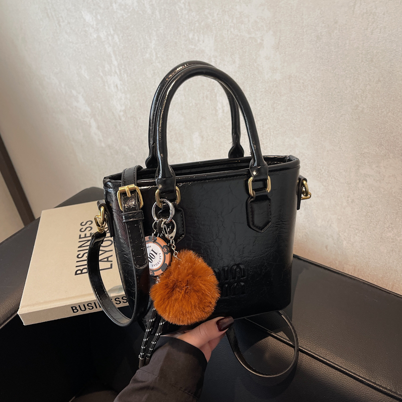 High-End Letter Design Water Bucket Tote Bag for Women - Niche Shoulder Crossbody Bag, 2025 Vegetable Basket Style