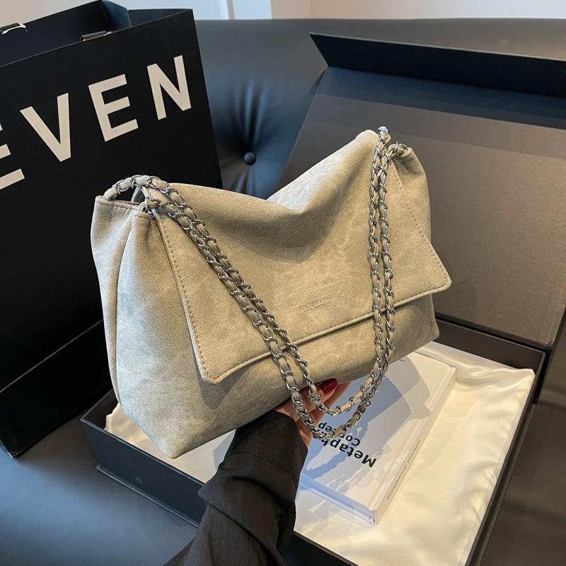 High-End Textured Chain Tote Bag for Women - Versatile Large-Capacity Shoulder Bag for Classes & Fashionable Commuting, 2025