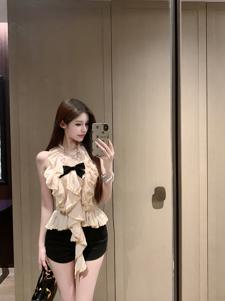 High-Waisted Denim Shorts for Women - Natural Voluptuous Fit, Casual Summer Style, Trendy 90s Vibes High-Waisted Denim Shorts for Women - Natural Voluptuous Fit, Casual Summer Style, Trendy 90s Vibes