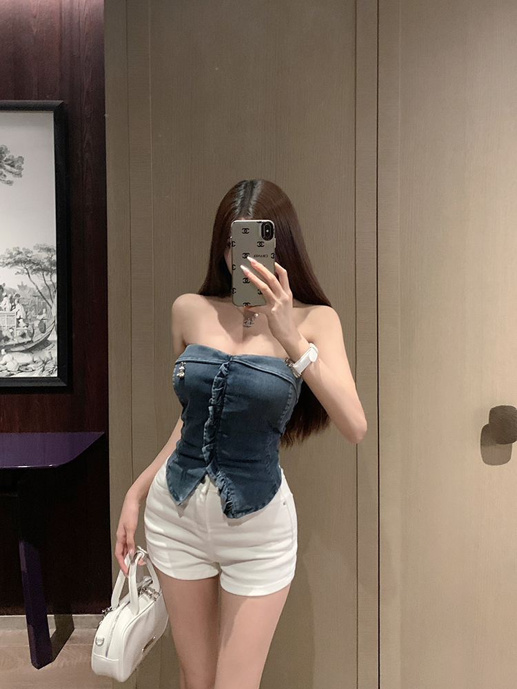 High-Waisted Denim Shorts for Women - Natural Voluptuous Fit, Casual Summer Style, Trendy 90s Vibes High-Waisted Denim Shorts for Women - Natural Voluptuous Fit, Casual Summer Style, Trendy 90s Vibes