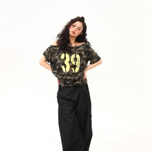 Hot Girl Off-Shoulder Camouflage Letter T-Shirt for Women, Slim-Fit Short Crop Top, Trendy Summer Drawstring Style