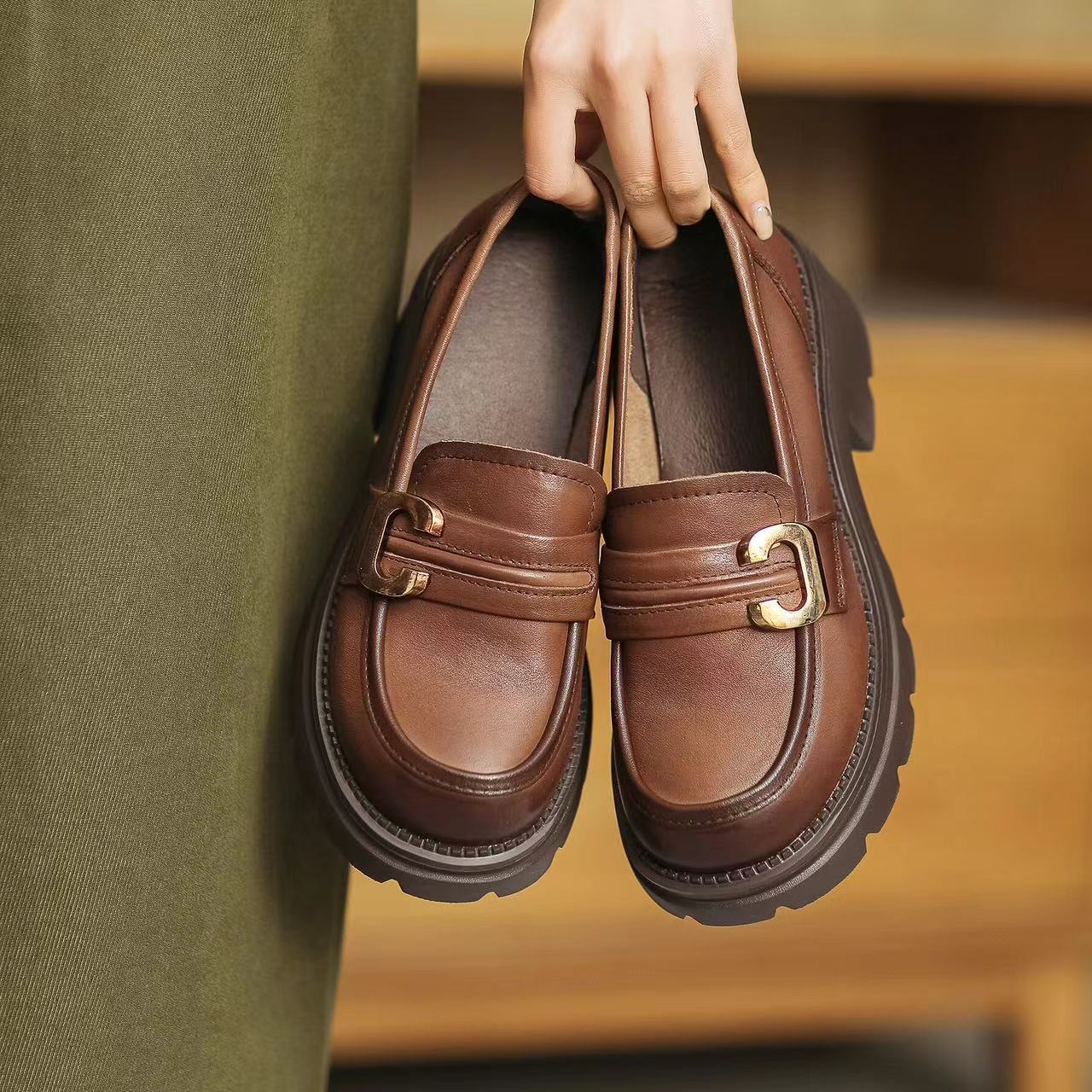 Italian-Style Soft-Soled Shoes with Metal Details – Comfortable Leather Footwear for All-Day Wear Italian-Style Soft-Soled Shoes with Metal Details – Comfortable Leather Footwear for All-Day Wear