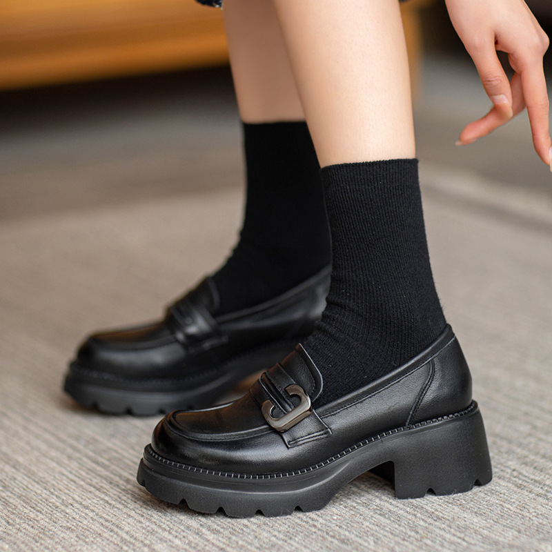 Italian-Style Soft-Soled Shoes with Metal Details – Comfortable Leather Footwear for All-Day Wear Italian-Style Soft-Soled Shoes with Metal Details – Comfortable Leather Footwear for All-Day Wear