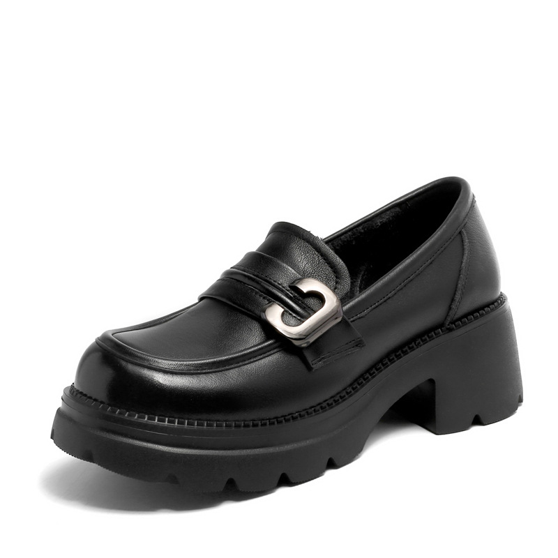 Italian-Style Soft-Soled Shoes with Metal Details – Comfortable Leather Footwear for All-Day Wear