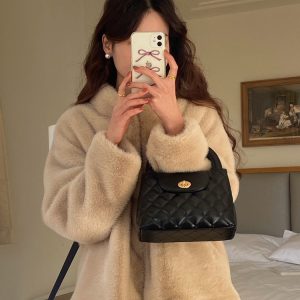 Korean-Style Minimalist Diamond-Patterned Small Crossbody Bag with Chain Handle - Trendy Fashionable Handheld Purse for 2024